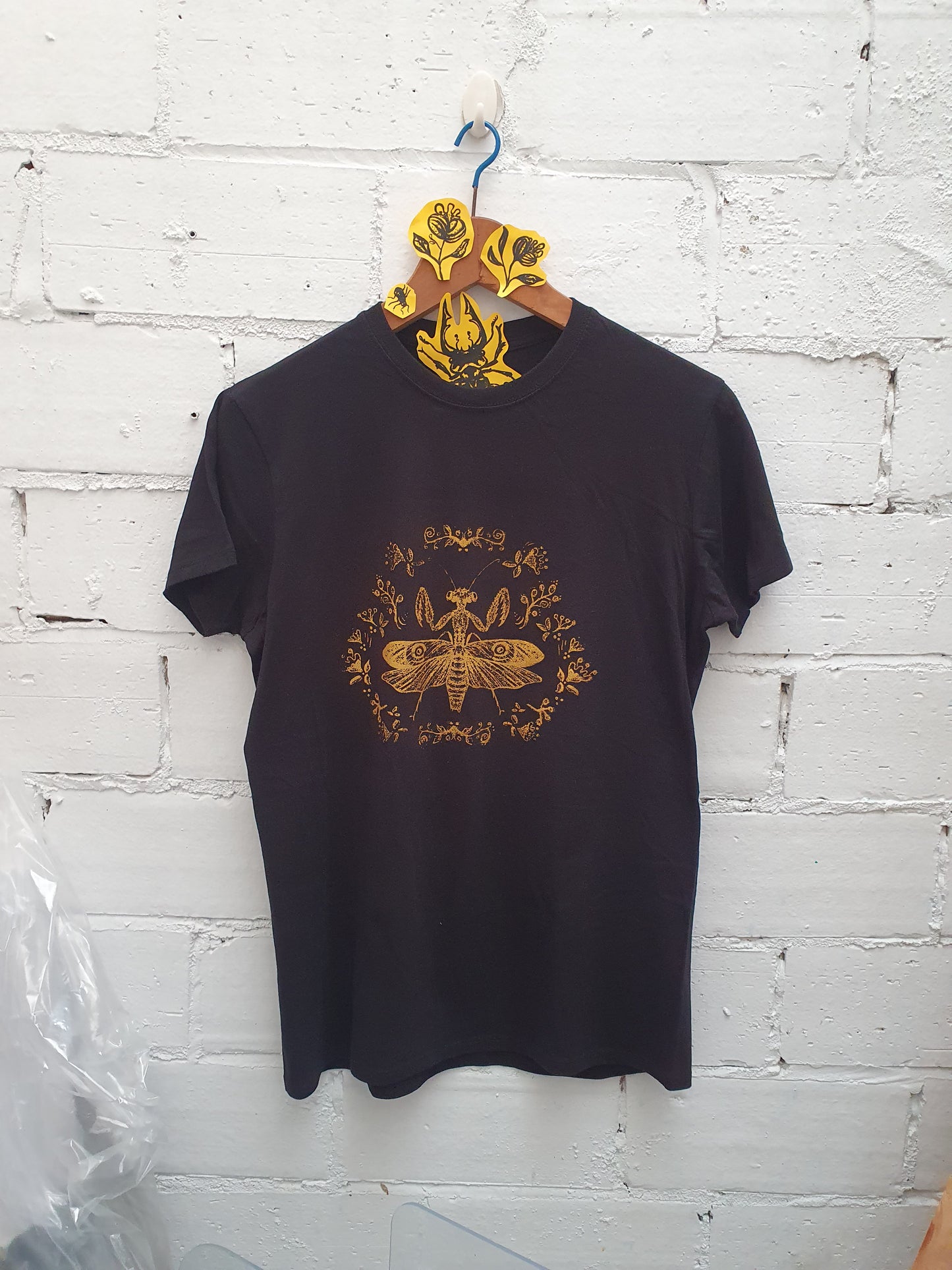 Camiseta negra Mantis Dorada 🦗💛