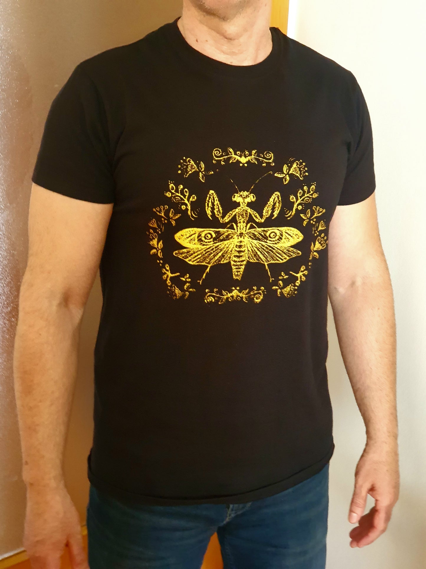 Camiseta negra Mantis Dorada 🦗💛