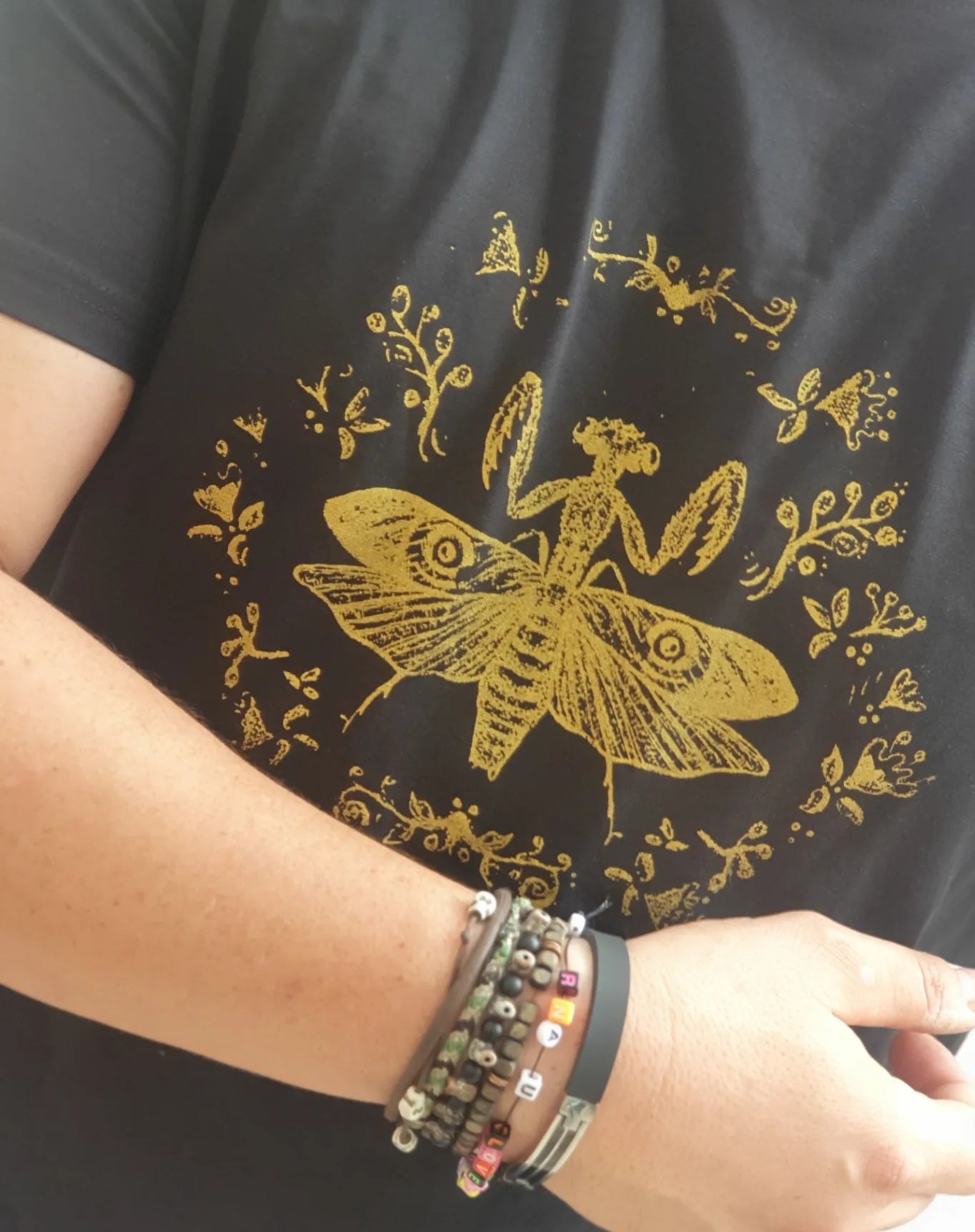 Camiseta negra Mantis Dorada 🦗💛